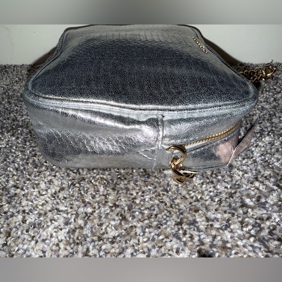 Victoria secret metallic crossbody bag with gold chain - Picture 3 of 9
